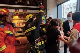 Chơi trò sinh tử khi ăn nhậu, gái xinh khóc thét nhờ cứu hỏa 