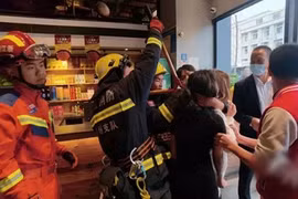 Chơi trò sinh tử khi ăn nhậu, gái xinh khóc thét nhờ cứu hỏa 