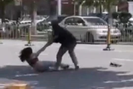 Cãi nhau, cô gái lột đồ giữa đường khiến bạn trai phát hoảng 