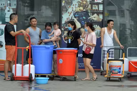 Nhà máy nước sông Đà hoạt động trở lại, trăm hộ dân vẫn khát nước