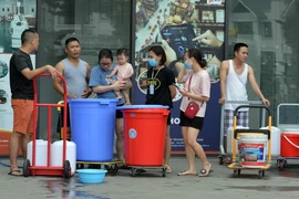 Nhà máy nước sông Đà hoạt động trở lại, trăm hộ dân vẫn khát nước