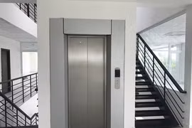 Nghe tiếng động lạ trong thang máy, mở ra thấy cảnh rụng rời