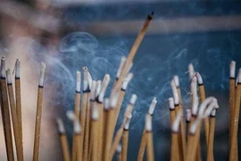 Mẹ chồng bắt con dâu mang thai quỳ 8 tiếng vì..."thần linh bảo thế"