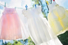 Chơi một mình, bé gái 5 tuổi bị thanh phơi quần áo đâm vào cổ