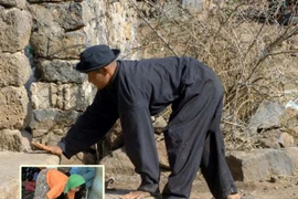 Rợn người căn bệnh khiến cả gia đình không thể đi đứng, chỉ biết bò 