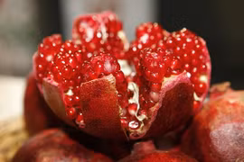 Ăn lựu không nhả hạt, cô gái bị viêm nhiễm nặng nề