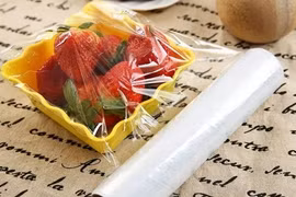 Sử dụng màng bọc thực phẩm không đúng cách nguy hiểm sao?