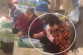 Đi chợ thấy cảnh này, cô gái buồn nôn sợ hãi 