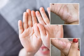 Để con nghịch cát, mẹ phát hiện điều kinh dị trong tay con