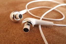 Thiếu niên 17 tuổi bị viêm tai nặng do đeo tai nghe cả ngày