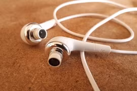 Thiếu niên 17 tuổi bị viêm tai nặng do đeo tai nghe cả ngày