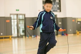 Con trai bị liệt nửa người do mẹ bắt tập thể dục kiểu này