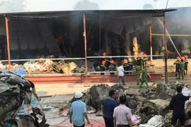 Cháy lớn tại kho giấy 2.000 m2 ở Phú Thọ