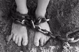 Đi đổ rác, bé gái 14 tuổi bị xâm hại rồi ném xuống giếng