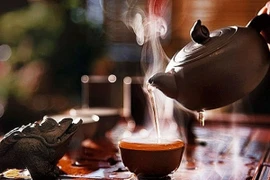 Pha trà chậm cho chồng, vợ gặp kết kinh hoàng