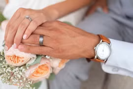 Sau tuần trăng mật, chồng phát hiện bộ mặt thật người vợ y tá