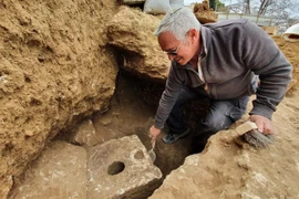 Khai quật nhà vệ sinh 2.700 năm tuổi có bồn cầu độc lạ