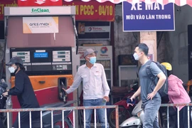 Hết cảnh xếp hàng, người Hà Nội chỉ mất 3 phút đổ đầy xăng