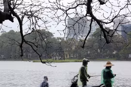 Mưa rét buốt ở Hà Nội, cần thủ vẫn dầm mình ở hồ Gươm