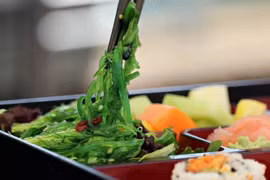 Nữ đầu bếp gặp quả đăng khi bỏ phân vào đồ ăn của hiệu trưởng 