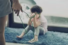 Bố đánh đập con trai dã man chỉ vì con giống ông ngoại