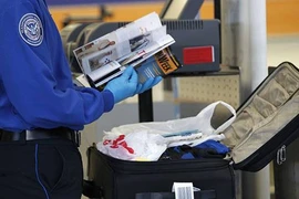 Khách mang súng có 6 viên đạn lên máy bay