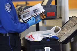 Khách mang súng có 6 viên đạn lên máy bay