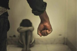 Không tìm được giấy đăng ký kết hôn, chồng đánh vợ dã man 