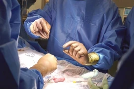 Tin tưởng bác sĩ, cha mẹ không ngờ con gái chết não 