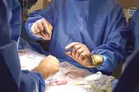 Tin tưởng bác sĩ, cha mẹ không ngờ con gái chết não 