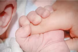 Thuê bảo mẫu trẻ tuổi, mẹ hối hận vì con bị bạo hành dã man