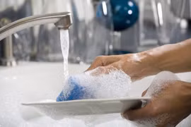 Quá lạm dụng nước rửa chén, người phụ nữ bị mắc ung thư