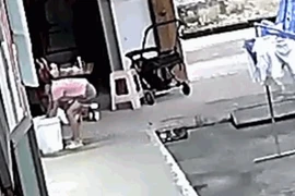 Video: Chị gái phản ứng kịp thời, cứu em trai thoát nạn trong gang tấc