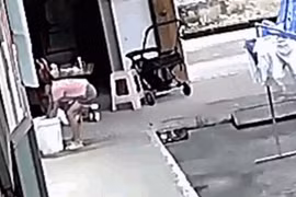 Video: Chị gái phản ứng kịp thời, cứu em trai thoát nạn trong gang tấc