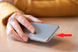 Đặt điện thoại xuống bàn nên úp hay ngửa màn hình?