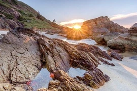 Vẻ đẹp thôi miên của bãi Đá nhảy lúc bình minh