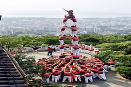 Kỷ lục tháp người 8 tầng xếp trong 3,5 phút 