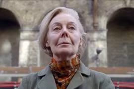 Chuyện lạ hôm nay: Cụ bà hành động lạ và tình yêu rớt nước mắt...