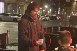 Đưa thẻ ATM cùng mã PIN cho người vô gia cư rút tiền và cái kết