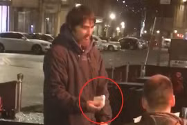 Đưa thẻ ATM cùng mã PIN cho người vô gia cư rút tiền và cái kết