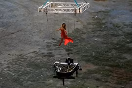 Rùng mình xem người chơi đàn piano giữa không trung