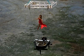 Rùng mình xem người chơi đàn piano giữa không trung