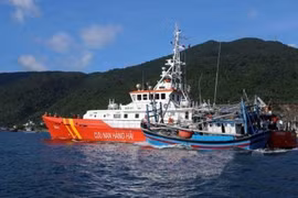 Cứu hộ an toàn tàu cá và 5 thuyền viên bị nạn trên biển