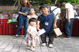 Hai bố con “bé như nắm cơm” không ngại bắt xe buýt lên phố cách nhà 10 km chơi Trung Thu