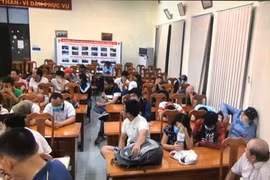 Đột kích sòng Poker ở Sài Gòn, tạm giữ gần 600 triệu đồng