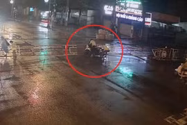 Video: Đi xe máy phóng như tên lửa, thanh niên tông sập rào chắn tàu hỏa