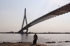 Nghi án nam thanh niên đâm chết bạn gái rồi nhảy cầu tự tử