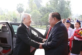 Lễ đón trọng thể Tổng bí thư, Chủ tịch nước tại thủ đô Vientiane