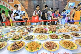 Kỳ lạ bữa tiệc toàn bằng đá nhìn cực ngon mắt