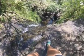 Phấn khích vì cảnh đẹp, cô gái tự "giết mình" vì điều...